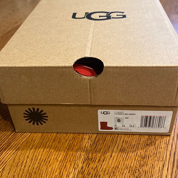 UGG heart Boots - Picture 2 of 8